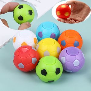 3,5 cm Soccer Ball Fidget Hand Spinner Toys For Kids Soccer Party gynnar Goodie Bag Stuffers Rotatable Soccer Finger Stress Balls för klassrumspriser