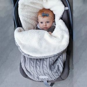 Schlafsäcke born Baby Schlafsäcke Winter Kinderwagen Decke Fußsack Dicke weiche warme gestrickte Häkelwolle Pucksack Säuglingsschlafsack 231101