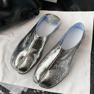 Elbise ayakkabıları 2023 tasarımcı gümüş tabi ninja düz patlama deseni deri bölün
