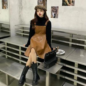 Arbetsklänningar Kvinnkläder Spring Dress Two Pieces Set Korean Long Sleeve T Shirt och Pu Leather Mini Suit Women Outfits E506