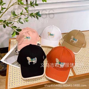 Ball Caps Designer Correct Edition High Quality Colored Horse Embroidered Baseball Hat Couple Versatile Simple Duck Tongue Hat Sports Sunshade Hat Trend EZET