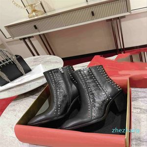 2023-Calfskin com botas de couro em relevo designer de luxo projeta botas femininas exclusivas e inovadoras equipadas com sapatos personalizados