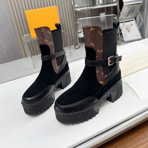 Diseñador Laureate Boots Mujeres Flamencos Amor Flecha Medalla Bota Cuero de invierno Zapatos de tacón alto grueso Desierto Tacones gruesos Botines 05