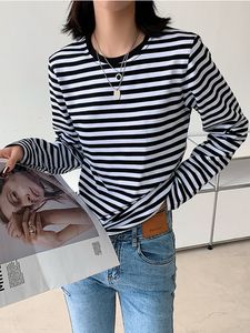Koszulka damska Kobiety czarno-białe paski swobodne topy o szyję długie rękawa luźna koszulka pullover jesienna moda Korea koszulka bawełna 230331