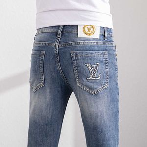 Mäns jeans designer lyx l europeisk smal passform elastiska fötter för män ljus färg tryckt koreanska casual mäns höst långa byxor trend 5tpj