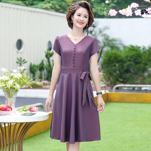 Casual Dresses Women 2023 Summer Fashion Kortärmad lös klänning Kvinnlig medelålders veckade damer Solid Color V-ringning Vestidos W26