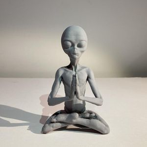 Decorative Objects Figurines Meditative alien resin ornament UFO indoor and outdoor decoration meditation alien garden Figurine 210908