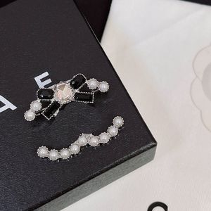 Luksusowy projektant Pearl broszka czarna butik w stylu łuk broszka jesień moda damskie akcesoria biżuterii