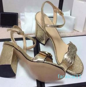 Yaz Kadınlar Highheel Deri Sandalet Tasarımcı Sandalet Çift Goldtoned Donanım Ayak Bileği Sandalet Elbise Düğün Ayakkabıları