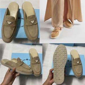 Sabots aus Wildleder, Kreideweiß, 1D270 Sabot in pelle scamosciata, Chaussures en daim, Ecru, emailliertes Metall-Dreieckslogo, Ledereinlegesohle, Designer-Loafer mit Gummisohle