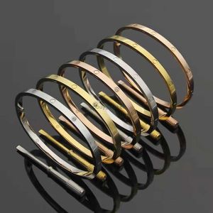 Bangle 4mm Design Chave de fenda Chave de fenda Chave de fenda Casal Europeu e American Fashion Feminino Bracelete de amor estreito 316L Jóias de aço inoxidável