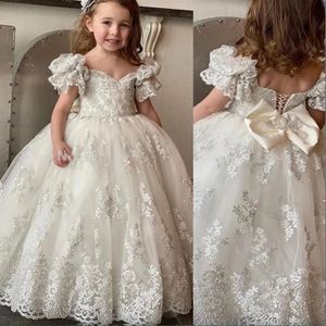 Abiti da bambina in fiore avorio per matrimoni con spalle scoperte Appliques in pizzo a cuore Perline Fiocco Compleanno Bambini Maniche corte Abiti da spettacolo per ragazza Lunghezza del pavimento