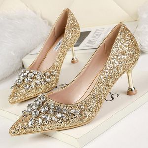 Sapatos de vestido Comemore 2023 Strass Mulheres Bombas Lantejoulas Mulheres Ouro Prata Casamento Feminino Slip-on Pointed Toe Fino Salto Alto 40Dress