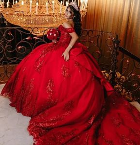 Red Giltter Vestidos de 15 فساتين Quinceanera 2024 قبالة الكتف الترتر القصيرة الأكمام القوس الأميرة حفلة حفلة موسيقية