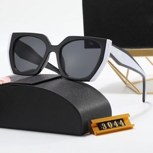 Moda lüks Güneş Gözlüğü Tasarımcı mektup kadın Erkek Polarize Gözlüğü kıdemli UV400 Gözlük Kadın gözlük Siyah Beyaz çerçeve Vintage Metal Güneş Gözlükleri