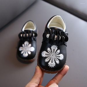 Atletiska skor 2023 Spring Girls Princess Pearl Bling Mary Janes Plaid Kids Flats Child Dress Baby Flower Toddlers