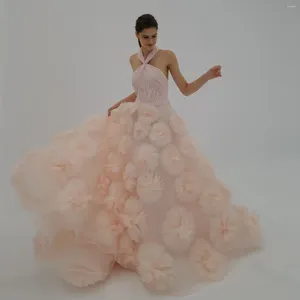 Abiti casual Unico fatto a mano in tulle con fiori di sfera Abito da ballo Halter Lungo da sera Festa Abiti da festa rosa chiaro Abito formale floreale