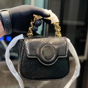 Metal Handväskor Fashion Crossbody Väskor Kvinnor Patent läder axelväskor klaff hårdvara magnetisk spänne mobiltelefon ficka justerbar remmallväska