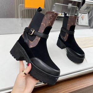 Designer Laureate Boots Women Flamingos Love Arrow Medal Boot Winter Leather Grov High Heel Shoes Desert Chunky Heels Booties 06