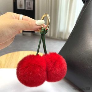 Keychains Lanyards Söt Cherry Real Fur Keychain Plush Ball Women Bag Charm smycken Pendant Car Key Metal Ring Girl Toy Gift R231103