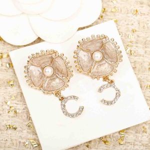 2023 Luxury Quality Charm Drop Earring med Diamond och Beige Color Have Stamp Box i 18K Gold Plated PS4805A
