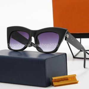 Солнцезащитные очки встроены в классические очки