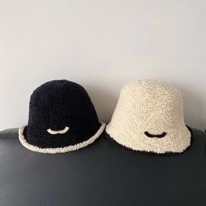 Cappelli da pescatore firmati Cappello bianco in lana 100% Cappelli lavorati a maglia ricamati Cappello casual elegante per l'inverno