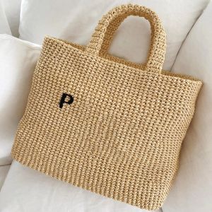 Klassisk triangel halm raffias stor kapacitet strandpåse lyx väv shoppare kvinnor handväska helgen väskor män koppling crossbody designer axel mode totes väska