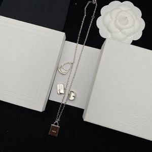 Populär designerväska Hänge Halsband Nyckelbenskedja Klassisk Silver Handväska Charm Armband Toppkvalitet för kvinnor Bröllopsfest Smycken Present