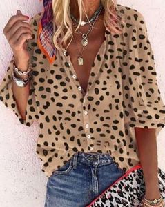 Женские блузкие вершины для женщин 2023 Summer Fashion V Neck Over Print Button Design Top Casual Street Wear All-Match Tee