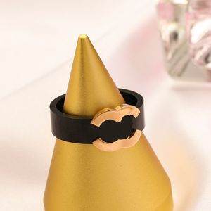 Estilo simples designer anel novo 18k banhado a ouro anel de casamento feminino família presentes de aniversário amor anel preto luxo aço inoxidável jóias acessórios