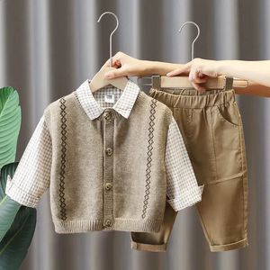 Jackets 2023 Baby Spring Plaid Set Boy Korean Vest Sweater Shirt Jeans Three piece Sets Toddler Handsome Fall Clothes Suit 231110