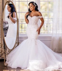 Elegante abito da sposa a sirena per la sposa 2023 con spalle scoperte corsetto in pizzo sul retro Sweep Train Perle che bordano Africa Abiti da sposa estivi Robe De Mariee