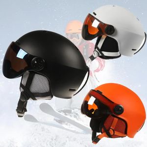 スキーヘルメット男性女性ウィンタースノースポーツスキーサイクリング統合的に成形されたスノーボードヘルメット耐久性のあるウインドプルーフウォームユニークホールフィットネスツール231102