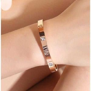 2023 Explosivt armband som inte bleknar titanstålklås Rose Gold Armband Women's Fashion Classic Wild Net Red Armband Light Luxury Small Hand Ornament