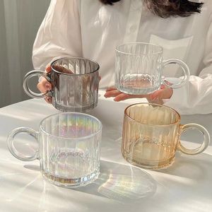 Bicchieri da vino Tazza in vetro a strisce verticali con orecchio grande con design di nicchia Tazza elegante Tazza ad alto aspetto per acqua, caffè e latte