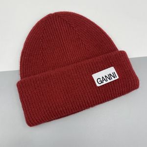 Beanieskull Caps冬のカップルレタークロスニットソフトトリプルフォールドシックウォームハットアウトドアスポーツコールドキャップインカラーウールハット230403