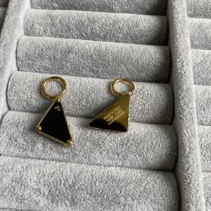 Design de símbolo de triângulo de diamante preto argola feminina ouro 18K prata letra logotipo gravado brincos pendurados joias de casamento para meninas