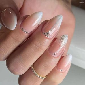 Falska naglar Enkel rosa lutning bärbar nagelförbättring med falska lappar och glittrande kort spetsig konst