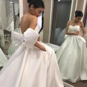 Klassisches ärmelloses High-Low-Satin-Hochzeitskleid für die Braut, elegantes, rückenfreies Sweep-Zug-Kleid