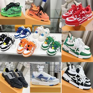 Nya designerskor präglad tränare sneaker vit svart himmel blå grön denim rosa röda lyxiga mens casual sneakers låga plattform kvinnors tränare skridskor sneakers