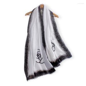 Sciarpe Moda Nero Bianco Stampa floreale Cashmere Look Sciarpa Donna Morbido cotone di seta caldo Autunno Lencos De Seda di alta qualità