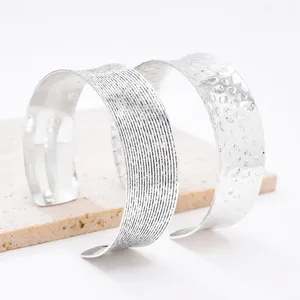 Bangle Ldealway Store Tibetansk etnisk stil Retro Silvermetallmönster snidade kvinnors öppna justerbara armband