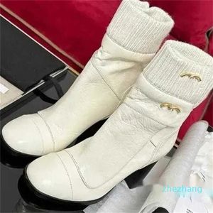 2023-inverno novas botas femininas designer famoso meados de salto de malha meias elásticas sola grossa martin couro para baixo metal carta etiqueta marca senhoras