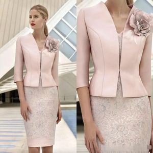 2023 Pink Mother of the Bride Dresses With Jacket 3/4 ärmar Lace Appliced ​​Flower Wedding Gästklänning Knäslängd Moderutrustning Prom