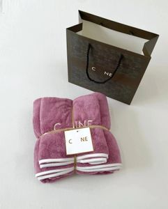 Set di asciugamani da bagno di design di lusso Set di due pezzi con lettera ricamata Asciugamano in velluto di corallo a quattro colori Doccia assorbente bagnato Asciugamano da spiaggia ad asciugatura rapida Confezione regalo