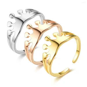 Klusterringar asjerlya guld färg krona titan stål ring 2023 mode rostfritt par för kvinnor män enkla par smycken