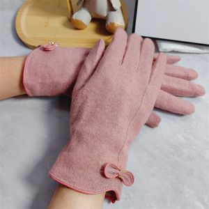 女性の高級手袋cデザイナーウールグローブレターボウノットファッショングローブ冬の温かいぬいぐるみスウィートガールズグアント4色