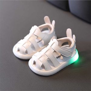 Sandaler Nya sommarflickor Sandaler Läder Ljus upp stängd tå småbarn barnskor söt mjuk enda mode babyskor z0331
