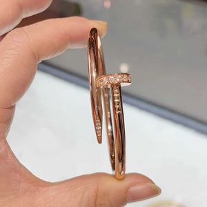 Braccialetti di design per unghie in oro 18 carati di lusso di marca per donne e uomini Edizione fine Elastico placcato spesso con mezzo diamante rosa Logo non piccolo